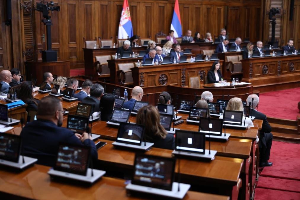 POČELO GLASANJE U SKUPŠTINI SRBIJE: Poslanici odlučuju o 40 tačaka dnevnog reda, uključujući ključne zakone i međunarodne sporazume