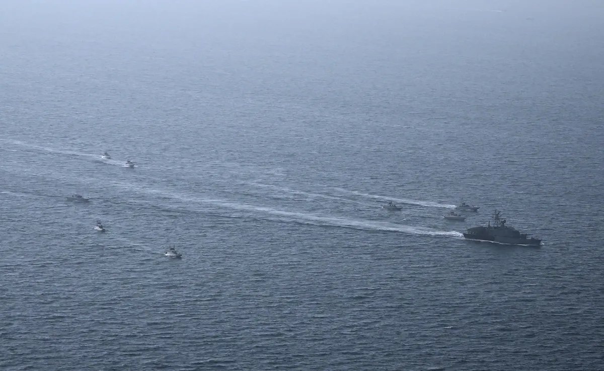 FOTO Ovo je satelitski snimak „roja“ brzih iranskih ratnih čamaca kod Hormuza