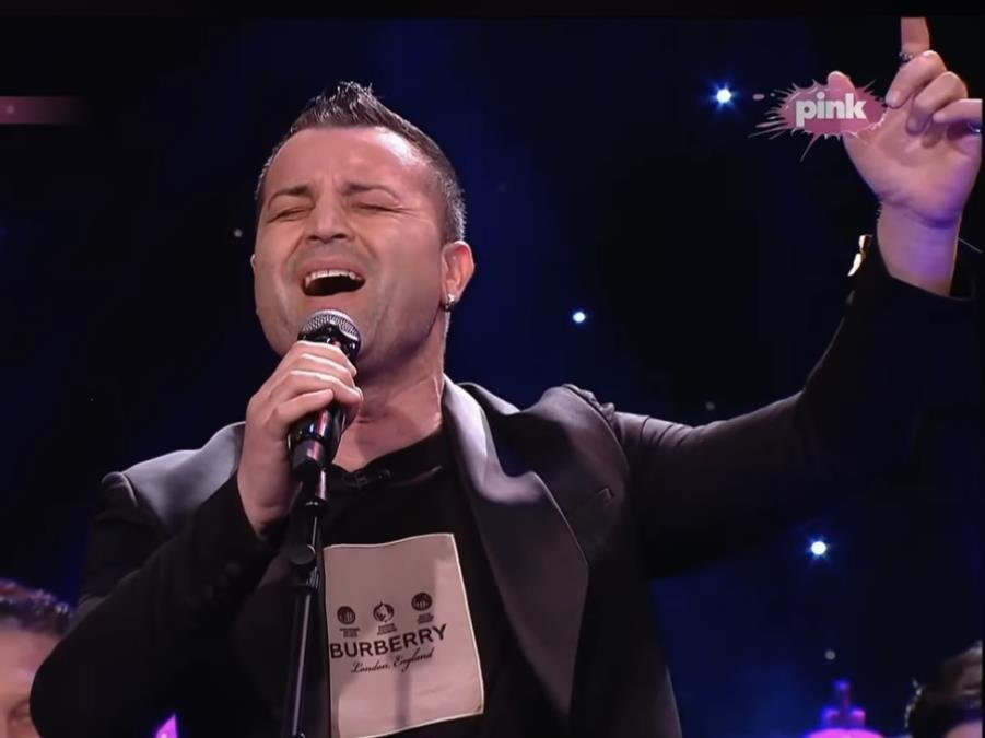 "SPREMI CELU KESU PARA ILI ŽIV NEĆEŠ IZAĆI" Pevaču na nastupu stigla jeziva poruka: Ovako se sve završilo