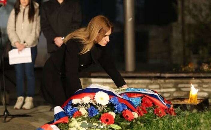 TAČNO U 2 SATA I 6 MINUTA OGLASILE SU SE SIRENE: Ministarka Stamenkovski pred spomenikom "ZAŠTO" odala poštu radnicima RTS ubijenim u NATO agresiji