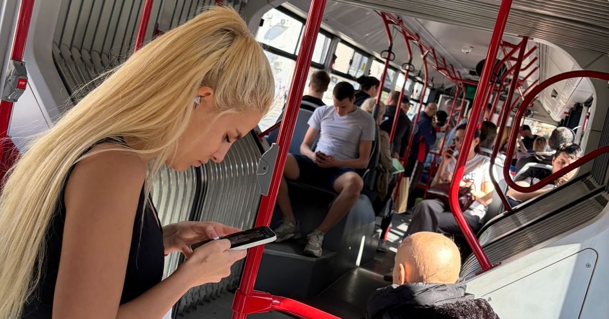 Za noć zgrće velike pare na svadbama, a sad se vozi lijinom "77" u Beogradu: Svi ostali u šokirani zbog nje!