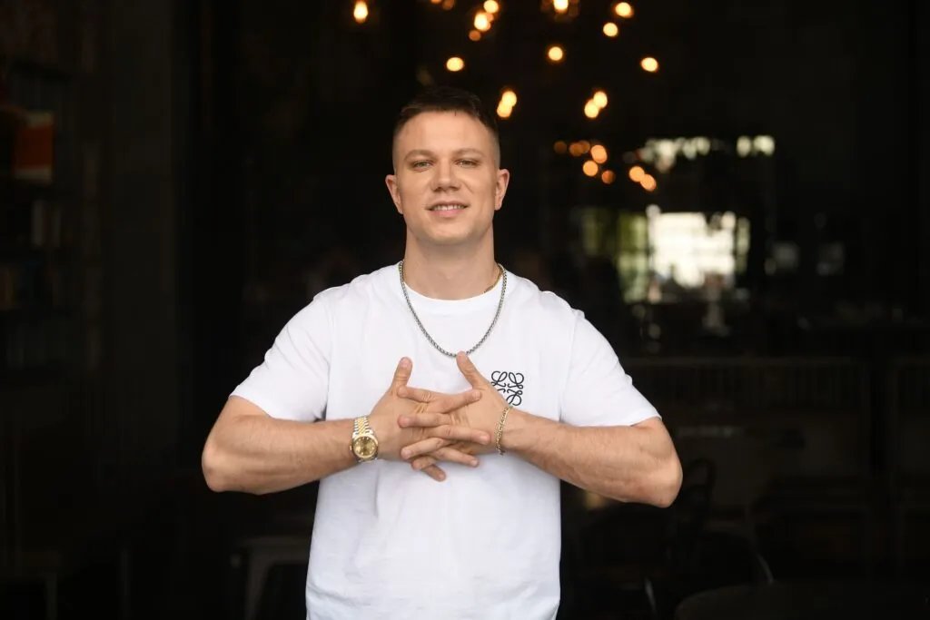 Da li je Relja u novoj pesmi isprozivao režim: Spomenuo Savamalu