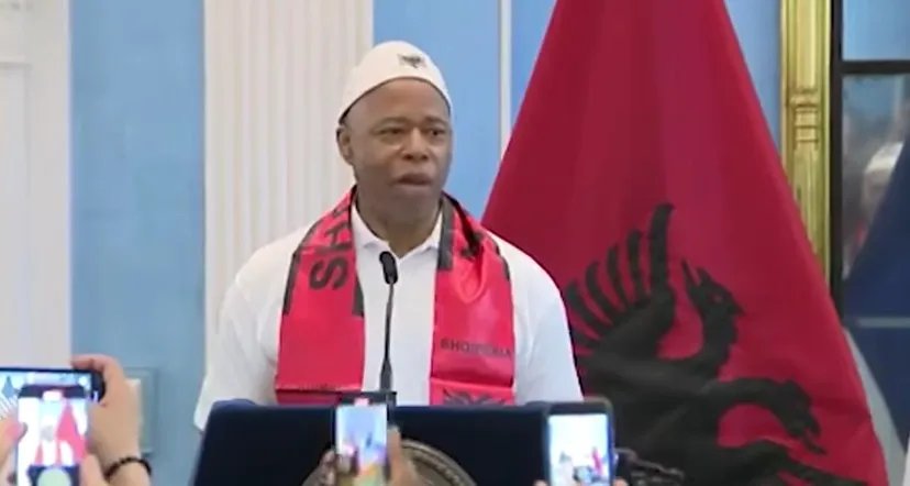 Bivši gradonačelnik Njujorka dobio albansko držaljanstvo - i niko ne zna zašto