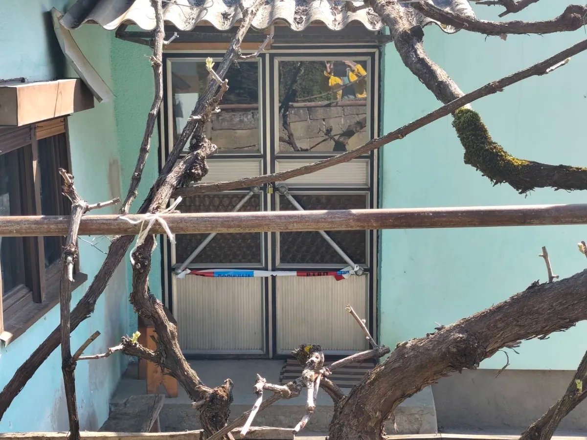 Prve fotografije sa mesta zločina kod Lebana: Monstrum nasmrt pretukao suprugu FOTO