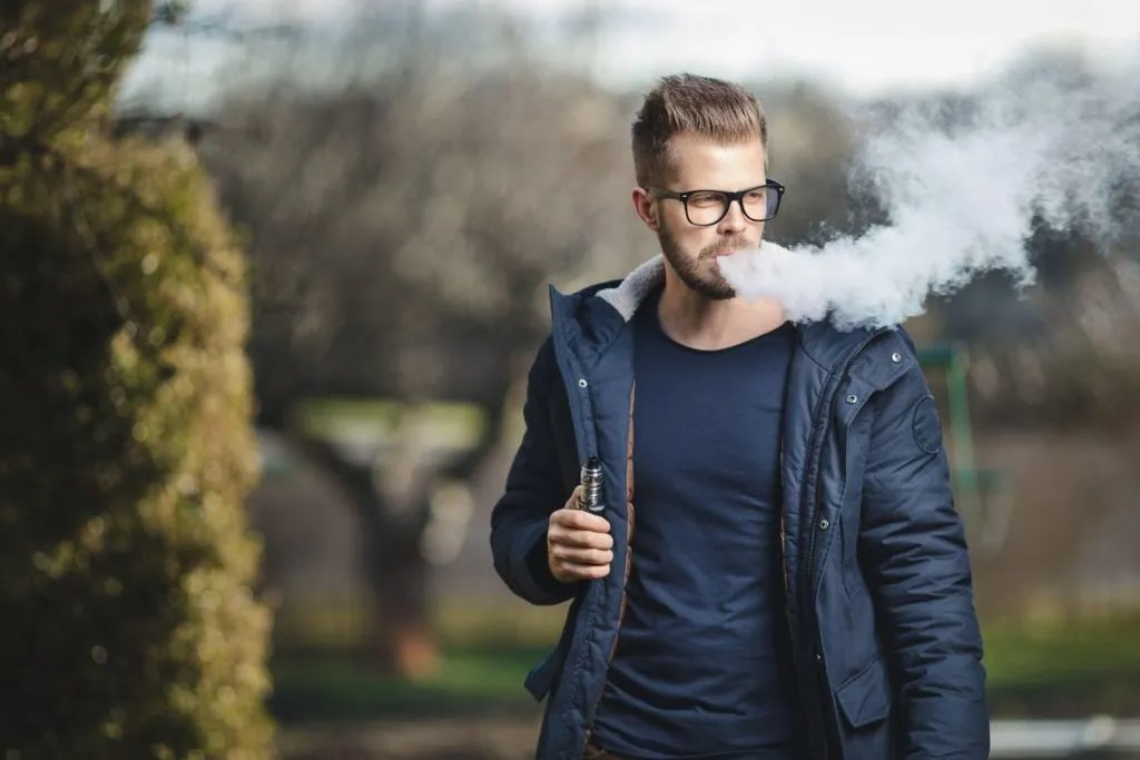 Zabrana prodaje elektronskih cigareta maloletnicima, nove odredbe o isticanju cena: Usvojen set trgovinskih zakona