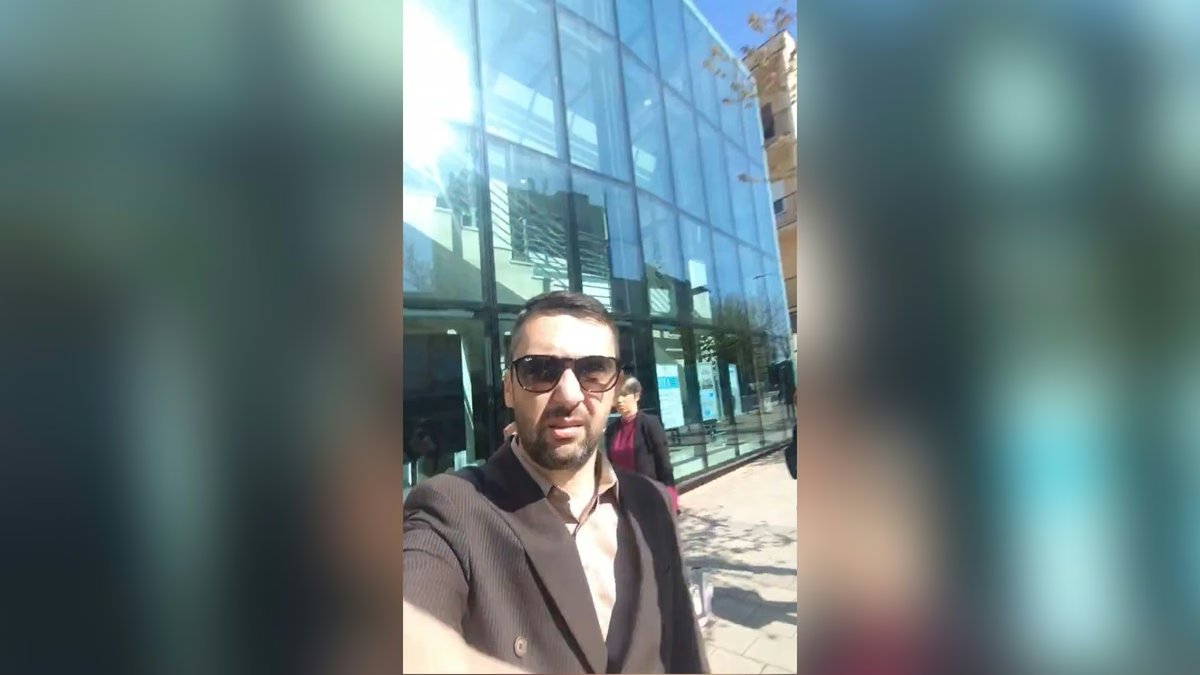 Naprednjak u Gornjem Milanovcu pokušao novinaru da otme telefon iz ruke (VIDEO)