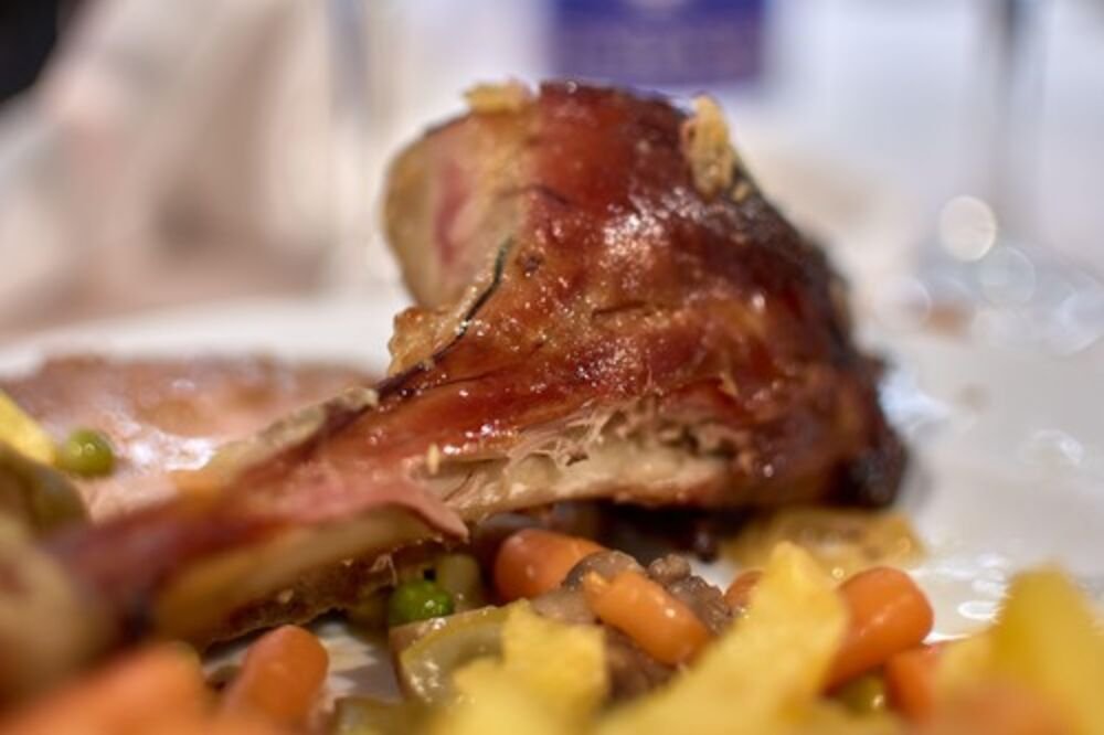 Srbi ne mogu da zamisle malo bolji ručak bez ovog mesa, a ono razara srce: Puno soli i holesterola, budite oprezni