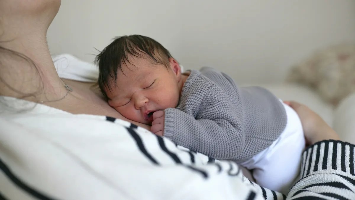 Dobili dete vantelesnom oplodnjom koje nije genetski njihovo: Identifikovani biološki roditelji