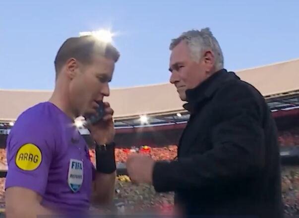 POZNATI FUDBALSKI SUDIJA PREKINUO FINALE DA BI SE JAVIO NA TELEFON! Nesvakidašnje scene obilaze Evropu i svi se pitaju o čemu se radi!