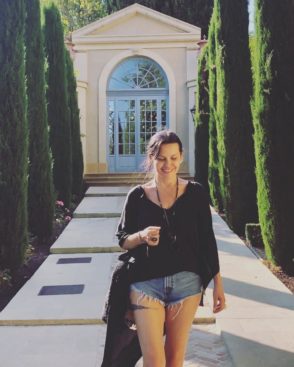 Sprema skromno jelo na šporetu od 300.000: Elena Karić pokazala kako izgleda njena luks kuhinja, svi u čudu