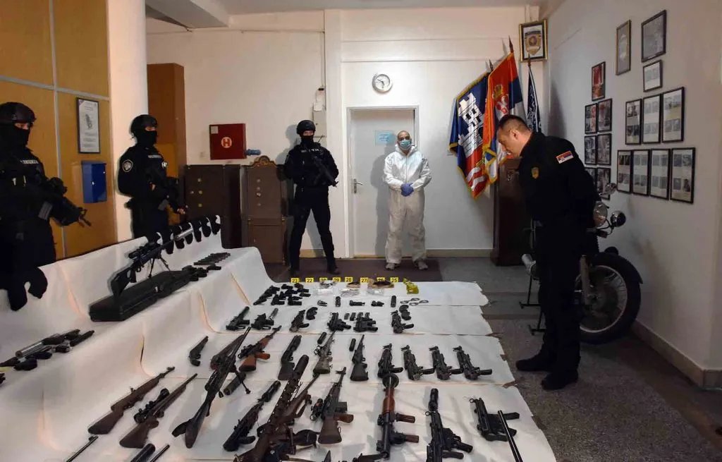 Policija pronašla pušku, pištolj i municiju: Krivična prijava za muškarca iz Aranđelovca