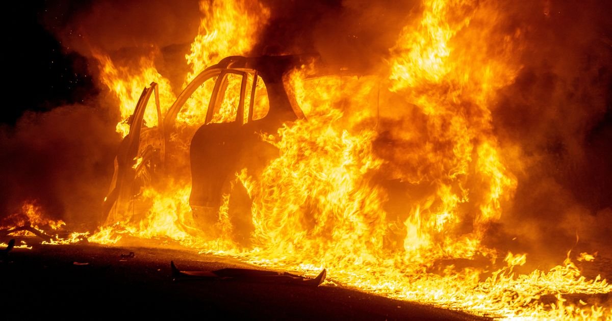 Dramatičan prizor kod Kruševca: Automobil u plamenu, crni dim se diže u nebo