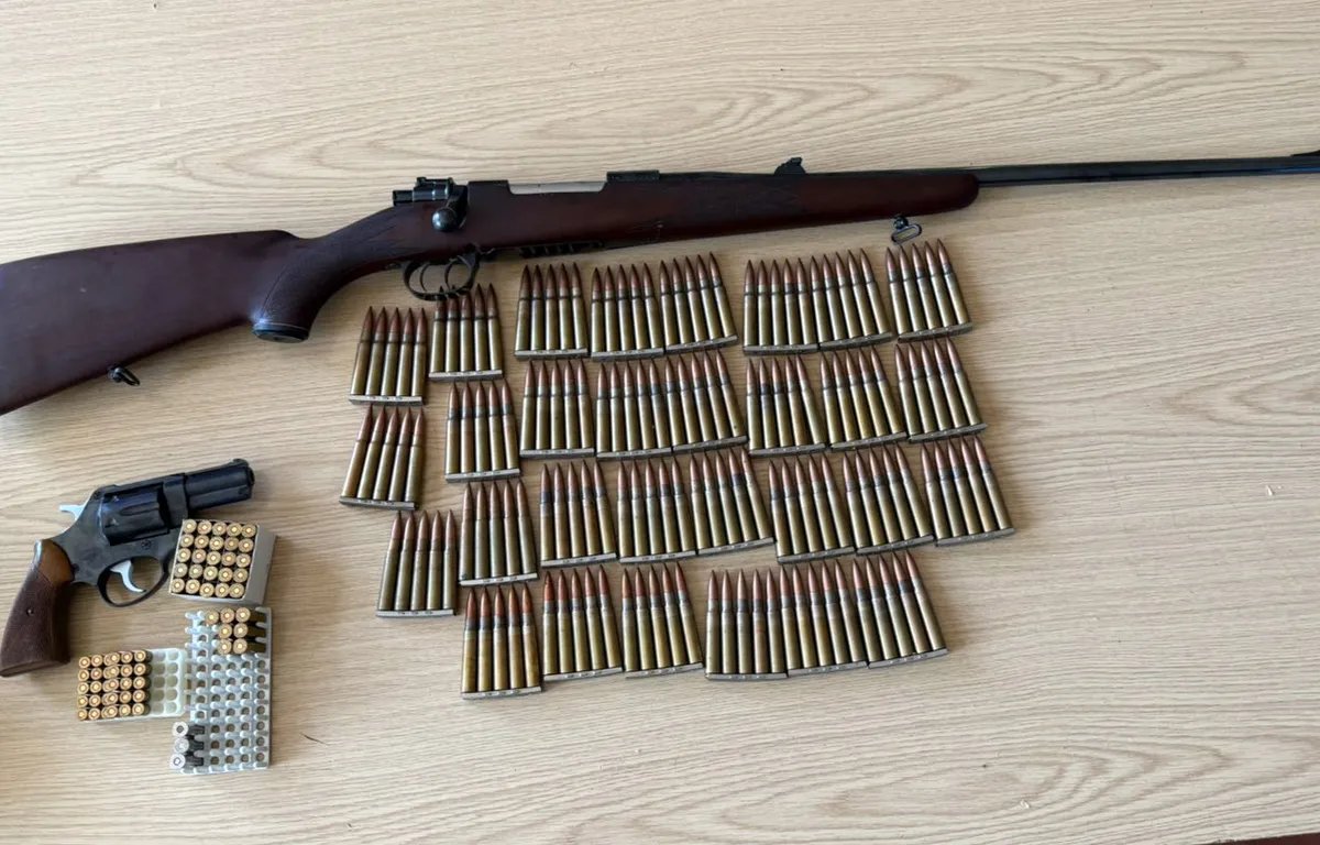 Policija u kući u Rači pronašla pištolj, lovački karabin i 220 komda municije