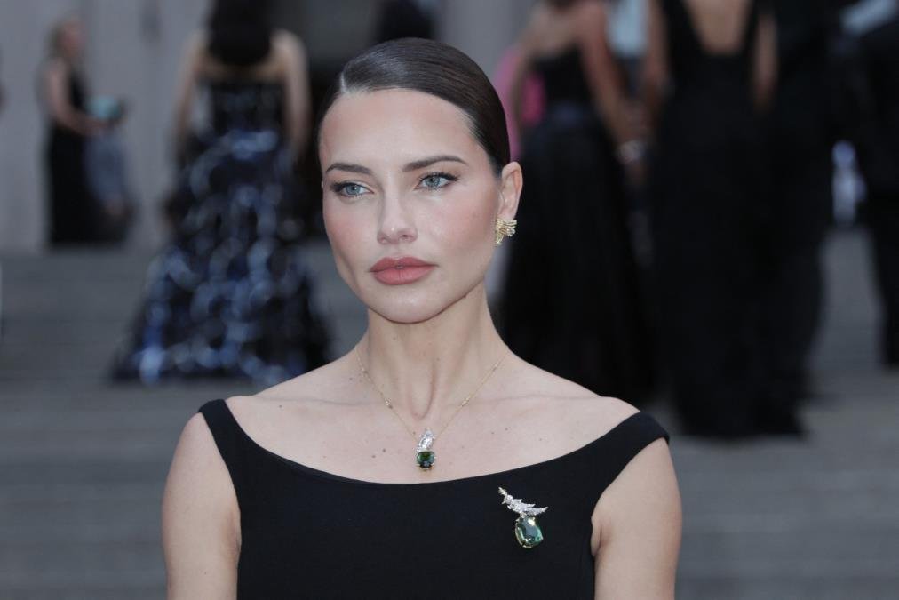 Adrijana Lima pozirala sa ćerkama, ceo svet gleda u tri lepotice: Naslednice koje je dobila sa Markom Jarićem od majke nasledile lepotu