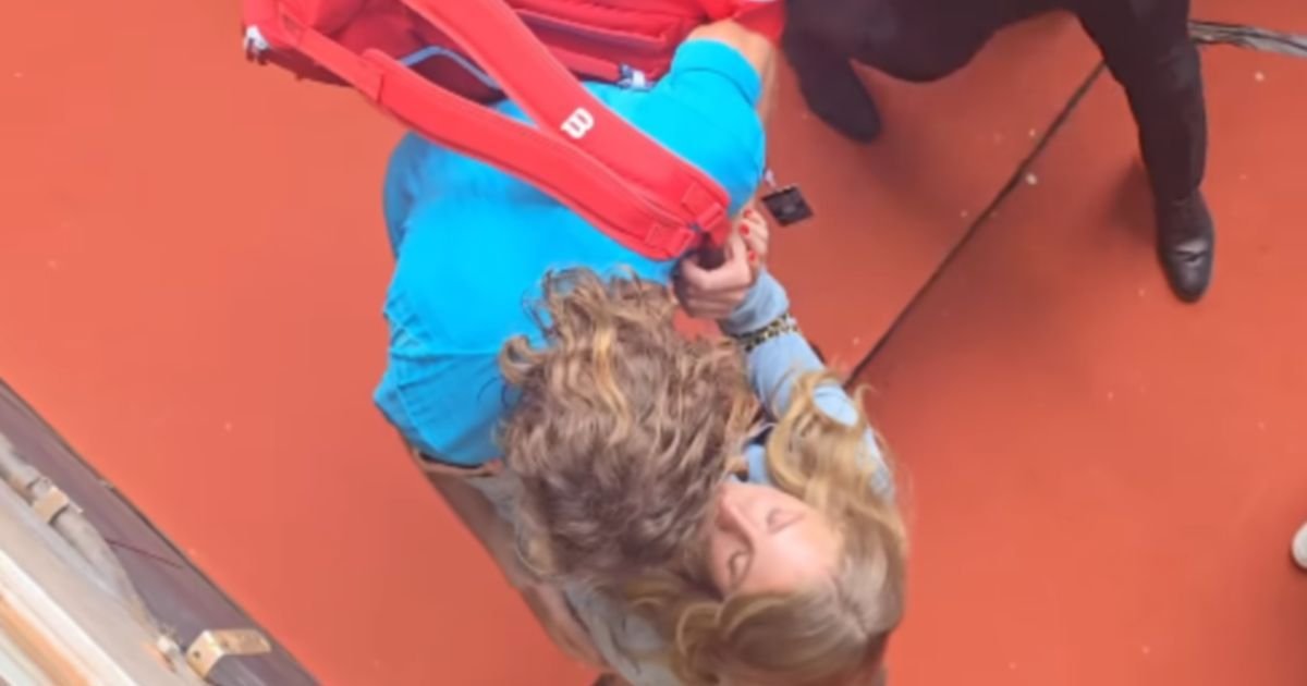 Cicipas prošao golgotu protiv anonimusa, svađao se sa Srpkinjom, na kraju poljubio novu devojku pred svima