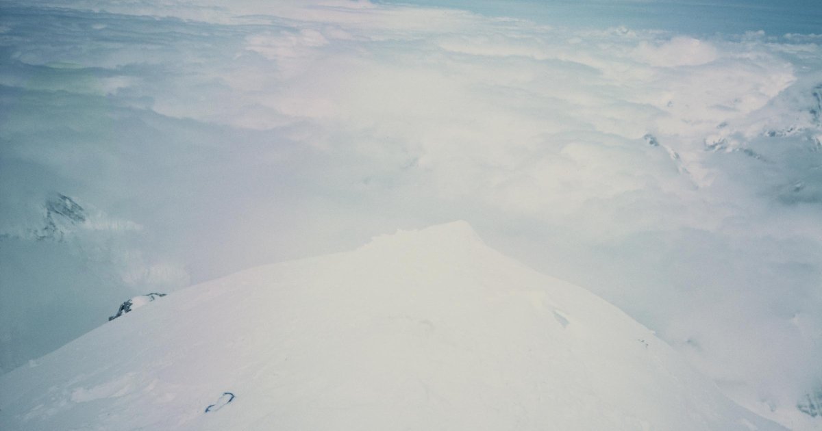Ovo nije Mont Everest, ovo je Srbija! Planinski vrh se zabeleo kao u decembru, kruži nestvarna fotografija