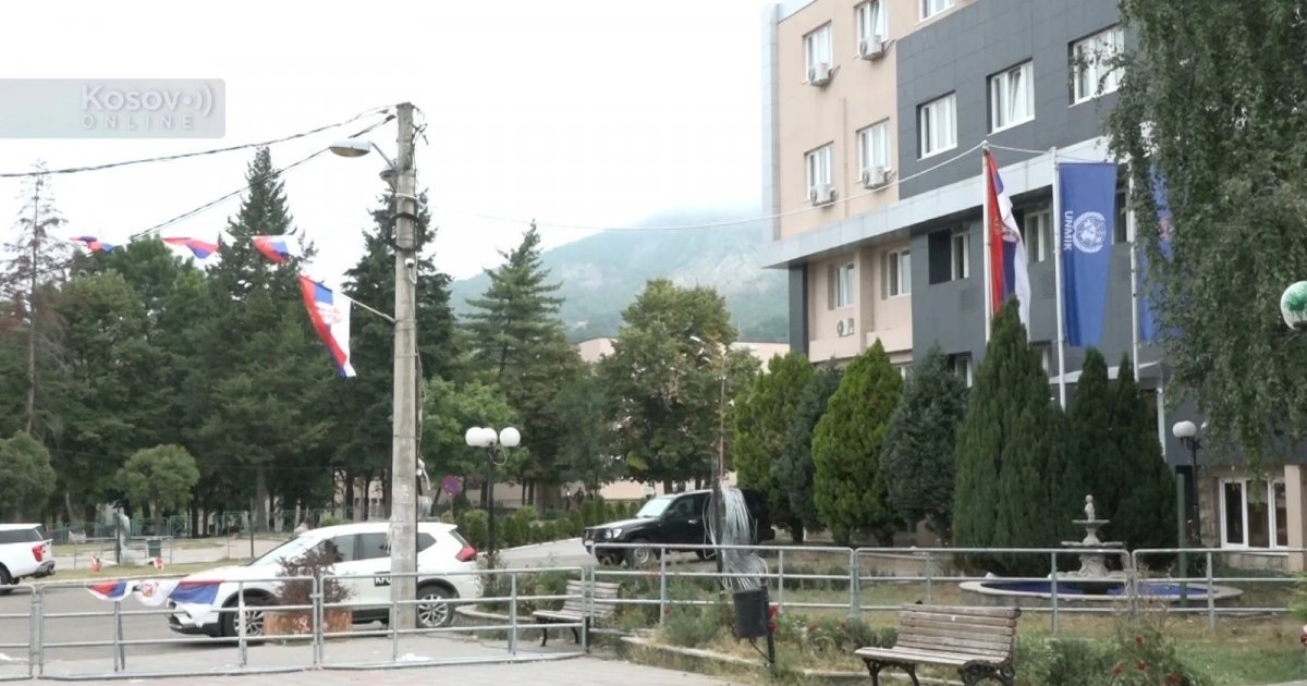 "Spektakl za decu i odrasle" oduševio publiku u Leposaviću: Mađioničar Bokac doneo veče magije