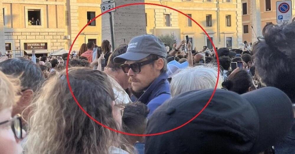 ZAŠTO SVI BRUJE O TAJANSTVENOM PARU SA SCENE? Pevač i glumica UHVAĆENI na DELU - svi gledaju u njen PRST