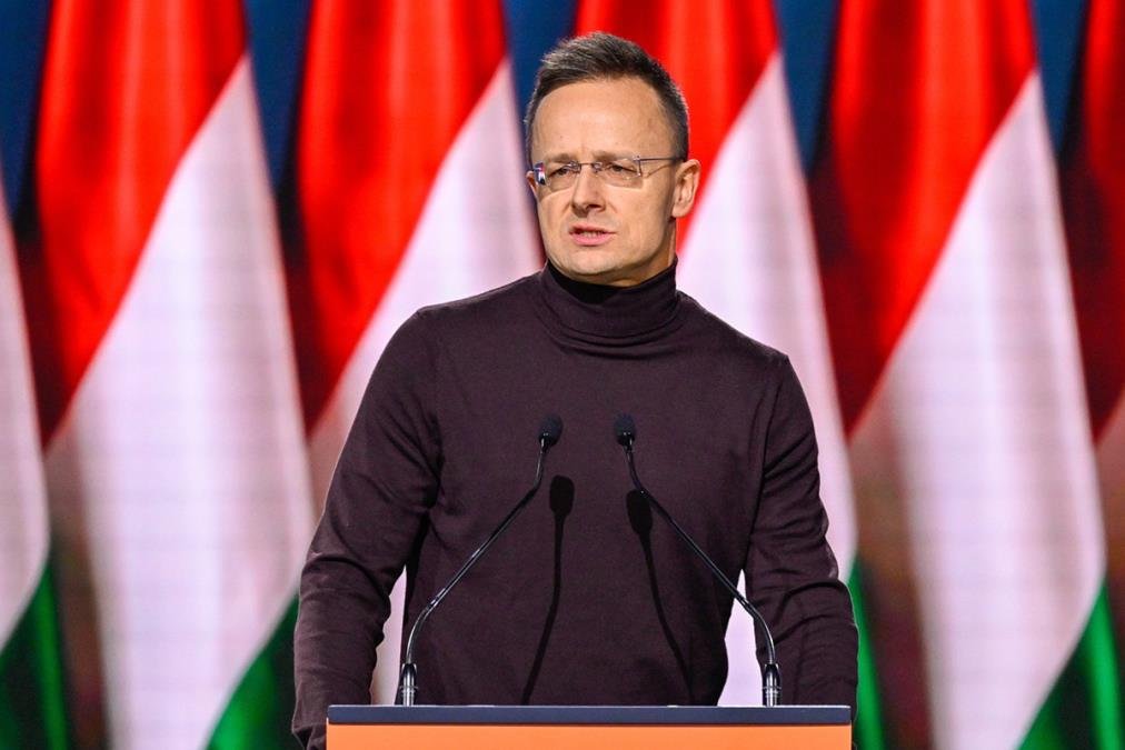 PETER SIJARTO SE BORI S TEŠKOM BOLEŠĆU: Imao tri operacije, još nije odlučio da li će nastaviti da se bavi politikom - pitaju se sinovi