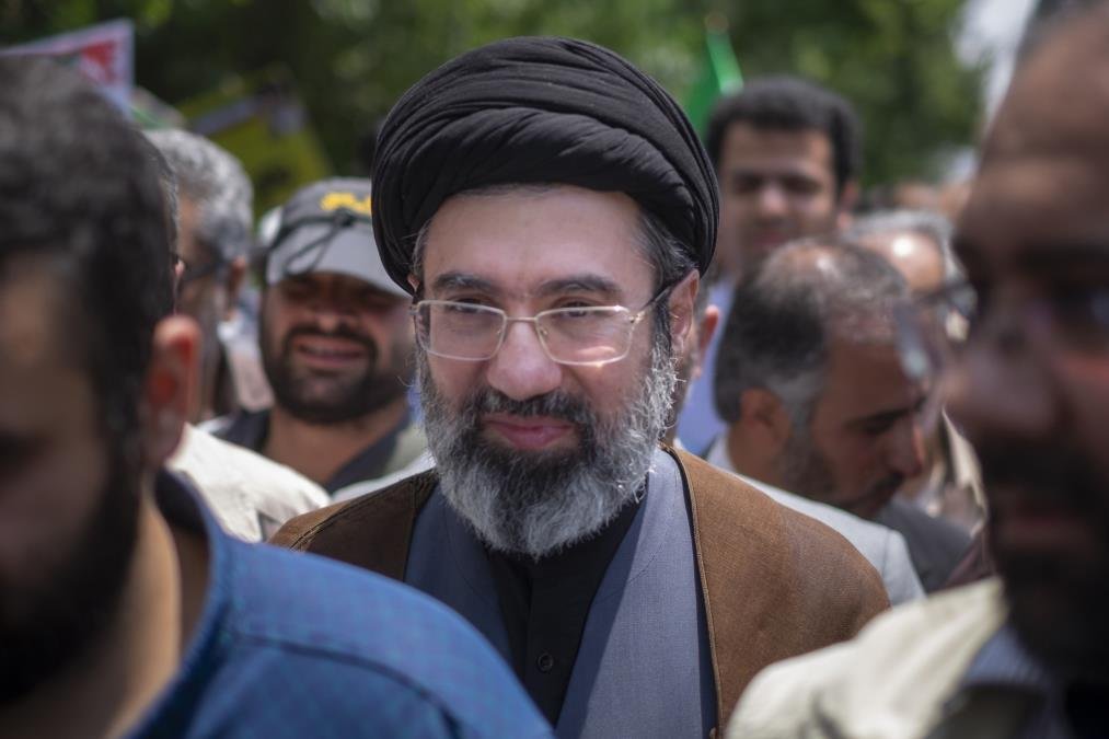 IRANSKI AJATOLAH IDE NA PLASTIČNU OPERACIJU? Hamnei imao tri operacije noge, možda će mu biti potrebna proteza! Još nije viđen u javnosti!