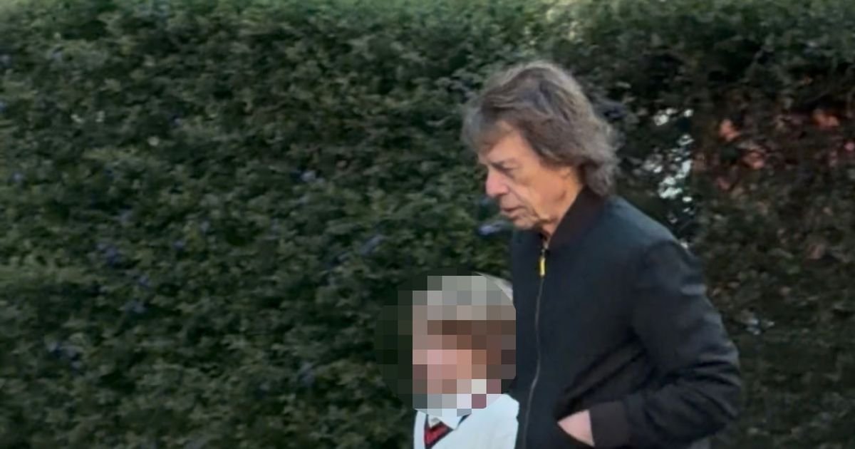 Paparaco! Mik Džeger snimljen sa najmlađim sinom u Londonu - evo kako pevač sada izgleda, detalj oduševio sve