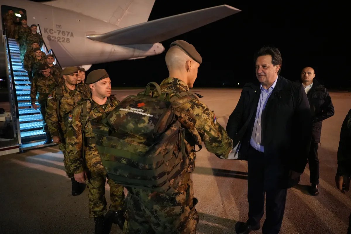 Povratak srpskih mirovnjaka iz Libana, ministar Gašić ih dočekao na aerodromu u Nišu