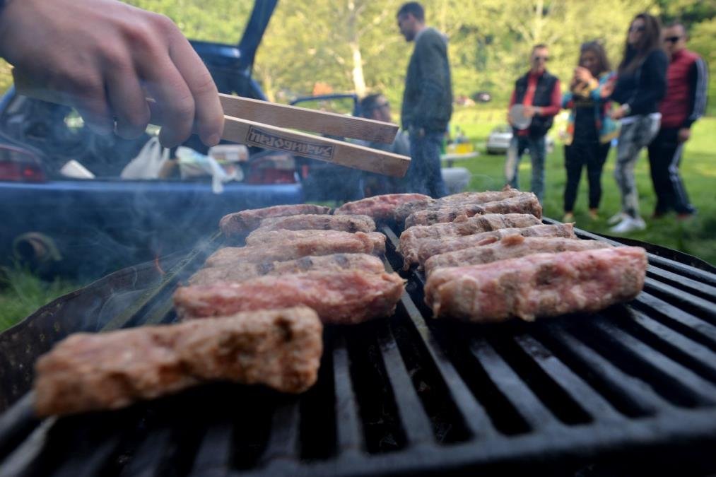 Šokantne cene u marketima: Prvomajski uranak nikad skuplji - pogledajte detaljni cenovnik mesa, roštilja i ćumura