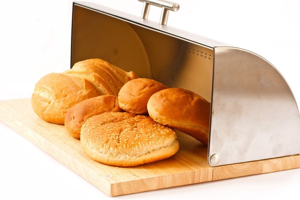 Stavite polovinu jabuke u kutiju za hleb i gledajte čudo: Pekar otkrio genijalan trik koji zaista funkcioniše