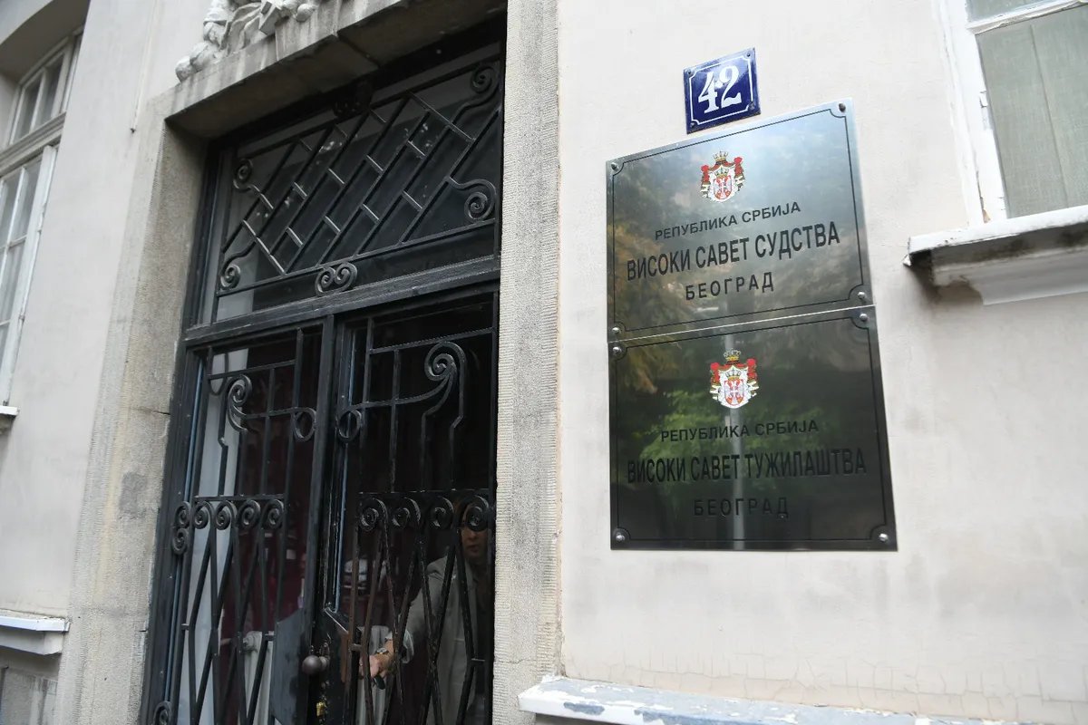 "Izbor 58 sudija neustavan, među njima je sudija Saša Mitrović, čiji je vanbračni suprug ministar finansija Siniša Mali"