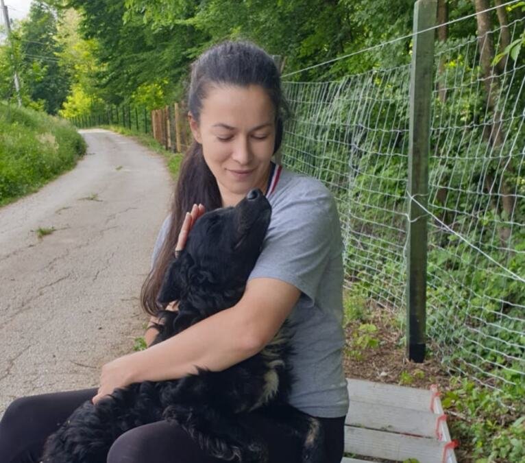 Gaji stoku, obrađuje njivu, a sada ima i organski paradajz: Napustila glumačku karijeru i otišla na selo, gde živi sa 3 dece