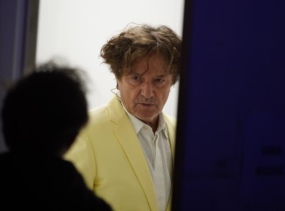 (FOTO) GORAN BREGOVIĆ ŽIVI U KUĆI KOJA LIČI NA ZATVOR: Ogromna i siva, a plaćena 2 miliona