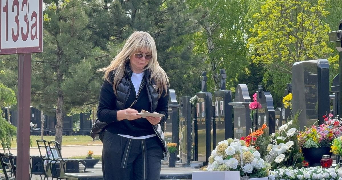 Potresna scena: Suzana Jovanović slomljena, plače nad Sašinim grobom i seče tortu na dan njegovog rođendana