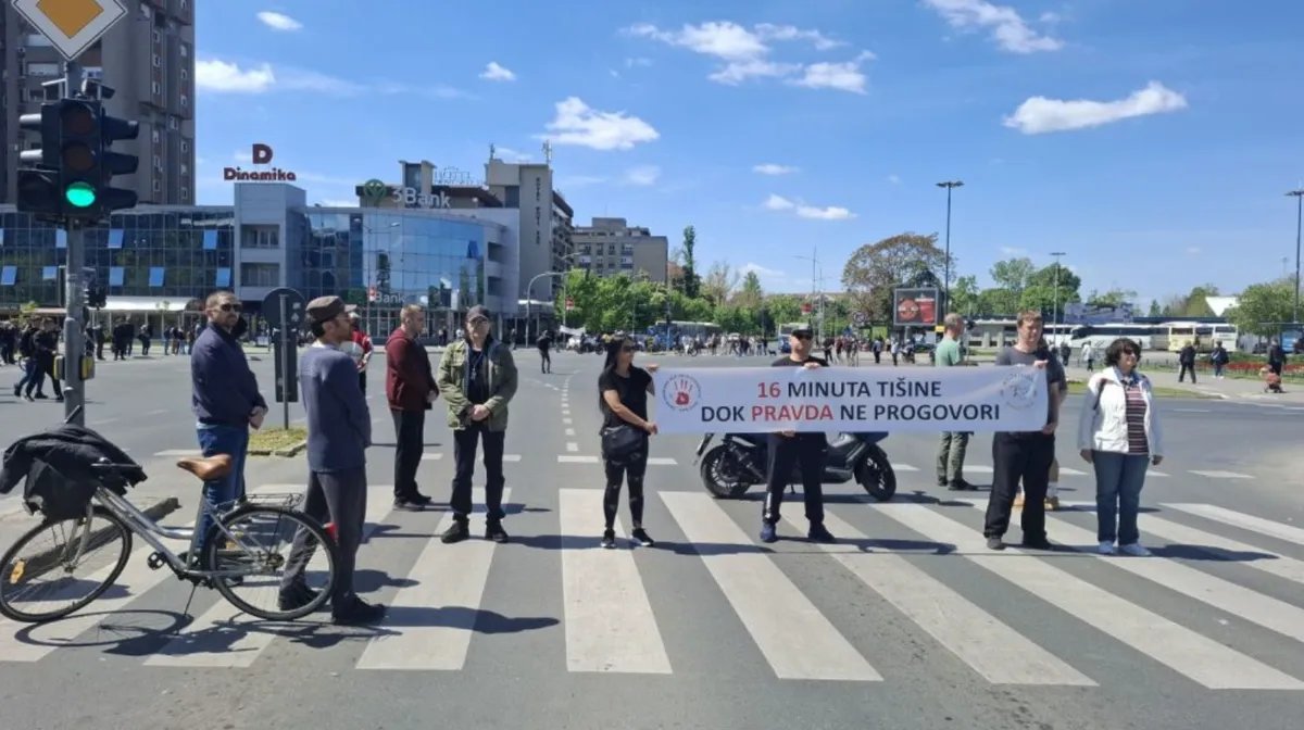 Građani Novog Sada odali poštu stradalima u padu nadstrešnice: Blokirane glavne raskrsnice u gradu FOTO