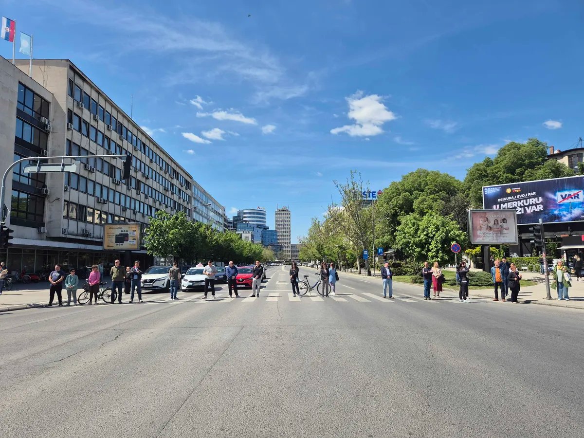 Novosađani blokirali raskrsnicu na kojoj se desio incident zbog kojeg je suspendovan policajac