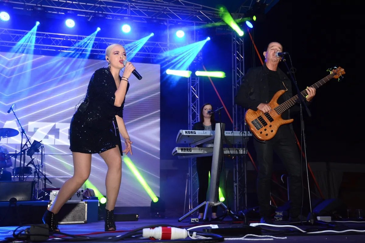 Bivša pevačica "Magazina" izazvala polemiku na mrežama: "Otkazala sam kumstvo nedelju dana pre svadbe zbog koncerta"