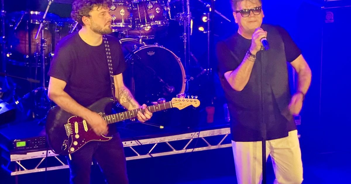 Crvena jabuka zapalila London bezvremenskim hitovima! Publika nije puštala bend sa scene