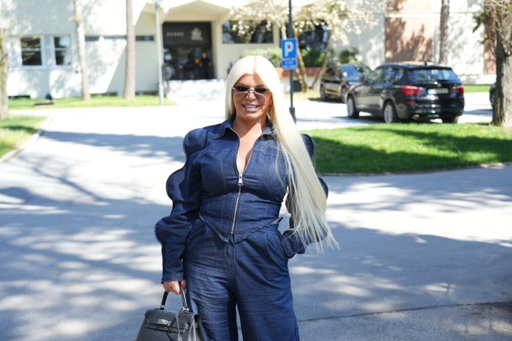 OTKRIVENO KO JE MISTERIOZNI DEČKO DARE BUBAMARE! Radi u restoranu, a evo zašto mu pevačica krije lice...