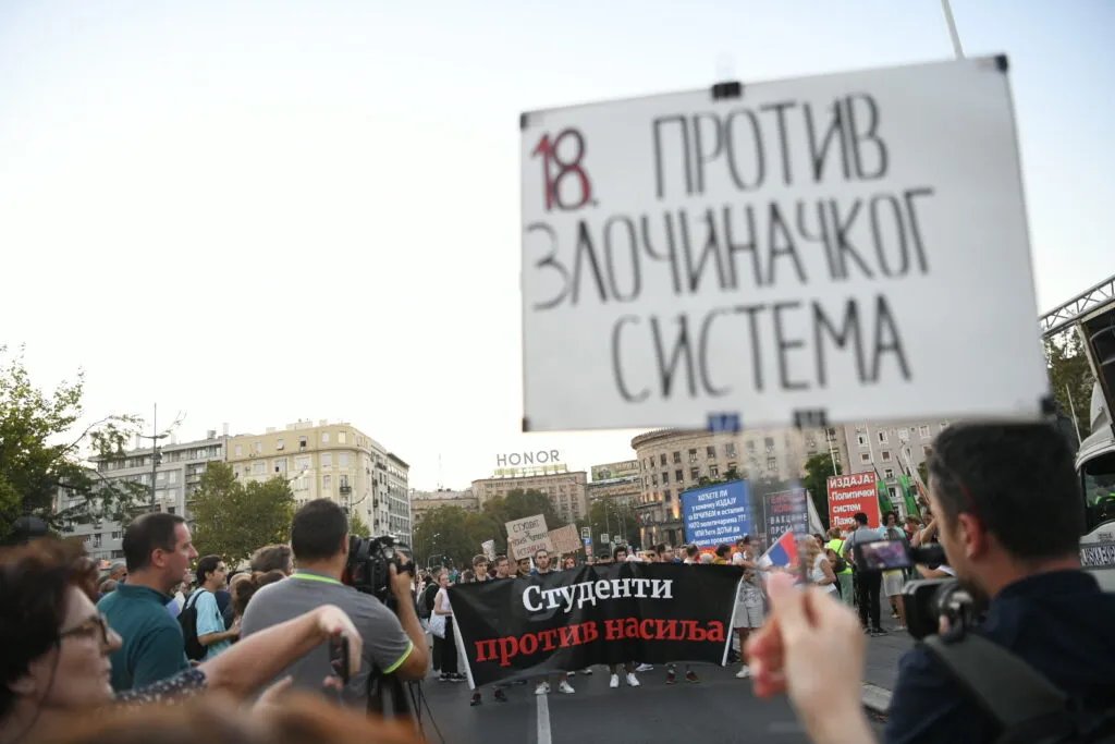 "U Srbiji je zlo upadljivo i sveprisutno, zatrpava prostor bukom, pretnjom, uvredom i nasiljem - hoćemo li mu uskratiti poslušnost?"