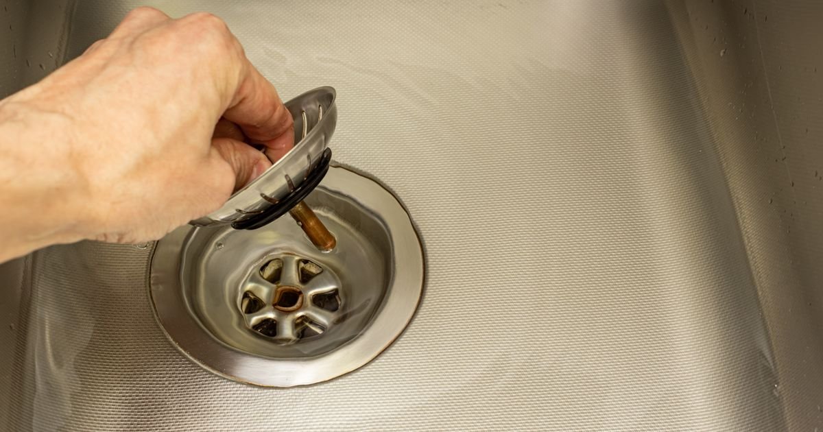 Štedi novac, a ne treba ni kap kiseline: Kažu da ova mešavina može najbrže da otpuši sudoperu