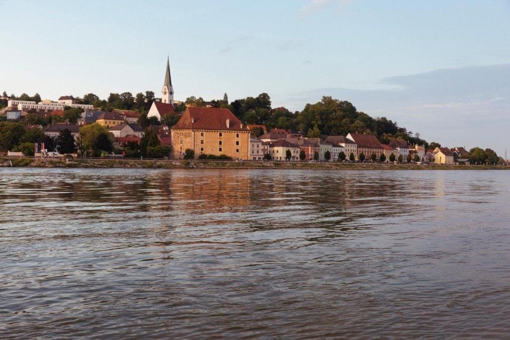 DETALJI DRAME U AUSTRIJI: Mladić (19) skočio u Dunav kad je video kako automobil tone