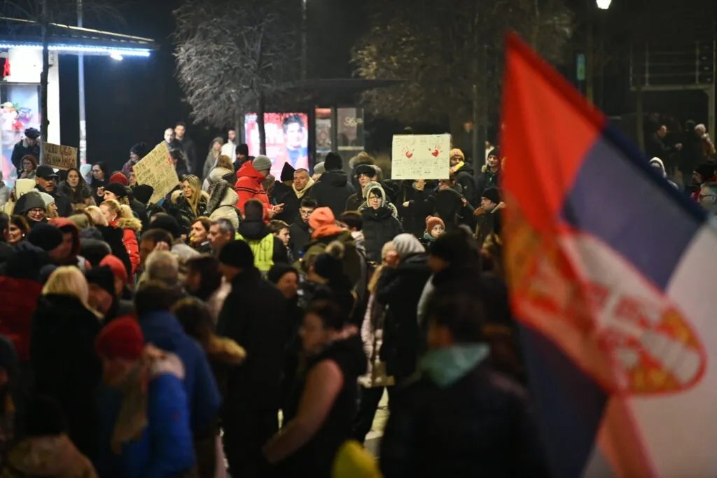 Tenzije u Zemunu: Naprednjaci izneli štandove, građani se odmah okupili u znak protesta VIDEO