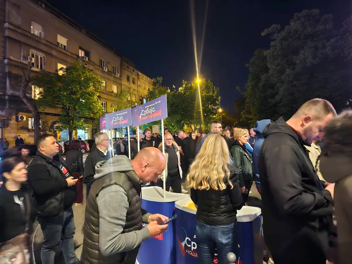 FOTO Naprednjaci postavili štandove u Zemunu, građani protestuju: Verbalni okršaji između dve grupe