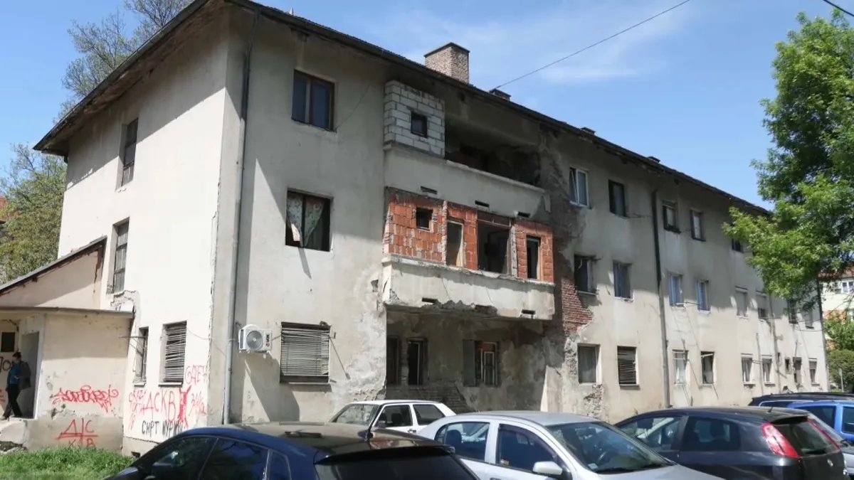 Obnova nakon zemljotresa kasni deceniju: Stanari Dositejeve ulice u Kraljevu i dalje žive u nebezbednim zgradama