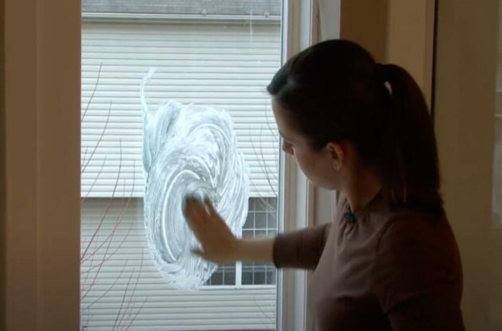 Čim ustanete, sipajte omekšivač za veš na prozore! Ostaćete zapanjeni onim što sledi