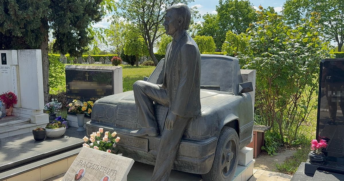 Spomenik oca Mirke Vasiljević u obliku auta u u kojem je imao saobraćajku: Glumica nikad nije upoznala Mirka