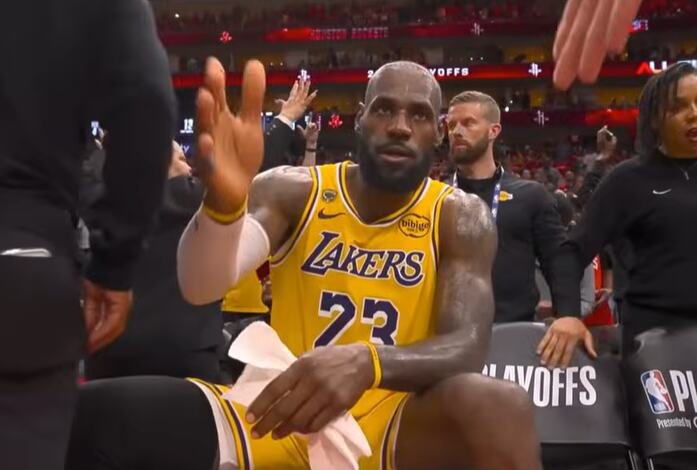 STVARNO JE KRALJ - ŠTA RADI ČOVEK U 42. GODINI, PA TO JE NESTVARNO! Šengunu i ekipi se smeši "metla": Šou Lebrona, Lejkersi posle produžetka srušili Hjuston!