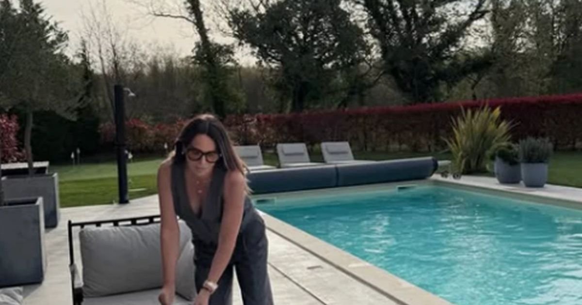 Bivša žena naših pevača pokazala ćerku: Viktorija blista u haljini i mrežastim čarapama "Moja maturantkinja"