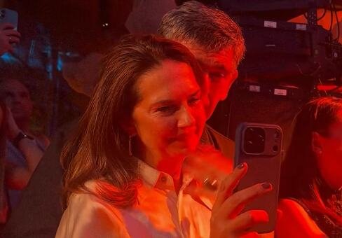 Natašu Ninković suprug nežno grli oko struka dok im peva Čola: Stariji je od nje 10 godina, udala se s 25, a vole se kao prvog dana (FOTO)