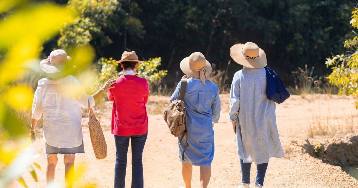 Vratile su se posle 53 godine i ponovile trenutak iz mladosti: Fotografija četiri drugarice oduševila internet