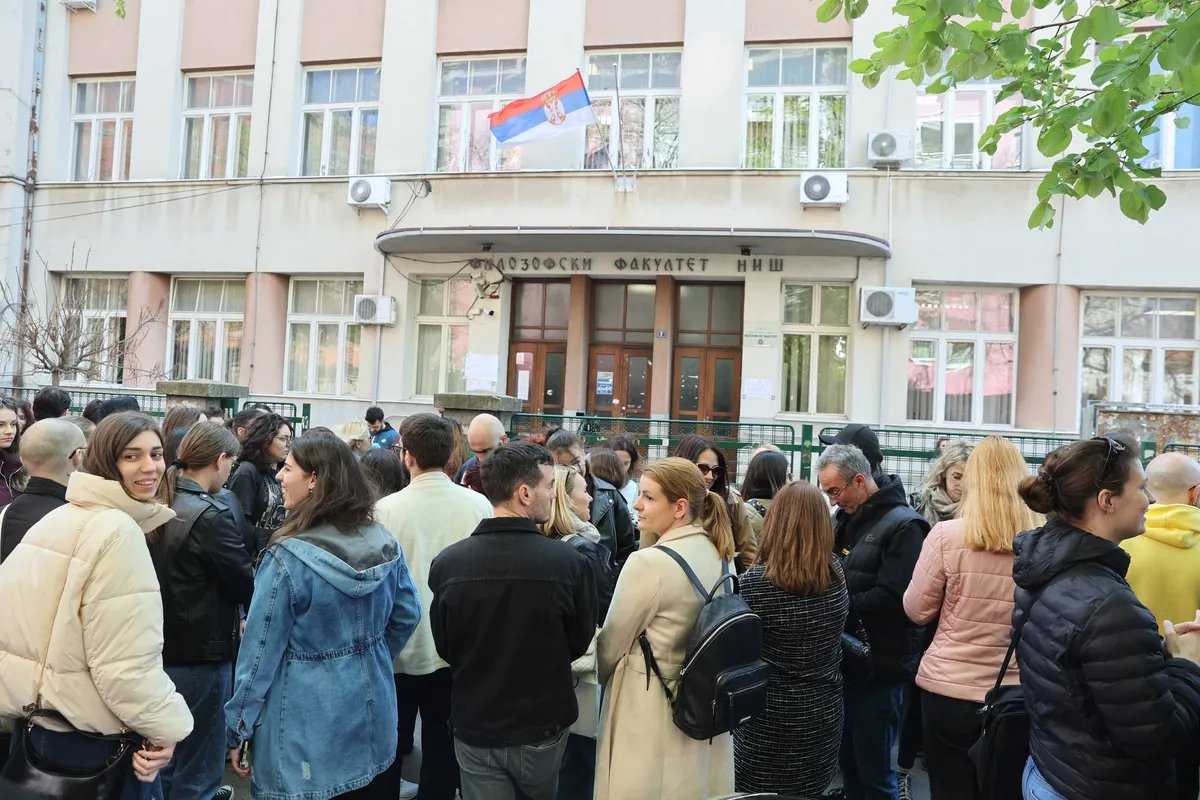 Protest „Ne lomite nam bagrenje“ danas u Nišu zbog oduzimanja dozvole za rad departmanima Filozofskog